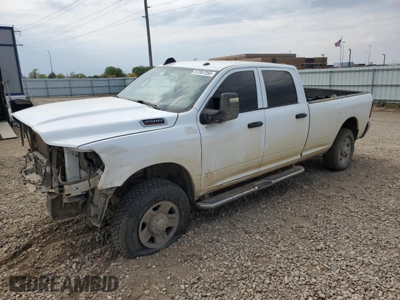 2023 Ram 2500 Tradesman z VIN 3C6UR5HJ6PG500730, wystawiony jako Copart lot #57287255 z przebiegiem 124 467 mil mil oraz Szkoda całkowita • Salvage title. Historia ofert i sprzedaży dostępna na DreamBid. Obrazek 1.