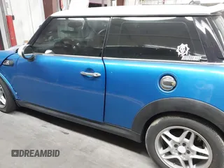 2010 MINI Hardtop S z VIN WMWMF7C53ATX45791, wystawiony jako IAAI lot #42507110 z przebiegiem 137 517 mil mil oraz . Historia ofert i sprzedaży dostępna na DreamBid. Obrazek 14.
