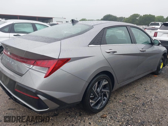 2025 Hyundai Elantra SEL Convenience with VIN KMHLS4DG7SU952152, listed as a IAAI auction lot 42188302 with 4,620 mi miles and . Bid and sale history available at DreamBid. Image 4.
