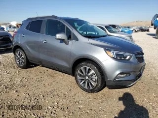 2020 Buick Encore Essence z VIN KL4CJGSB0LB045718, wystawiony jako Copart lot #43017415 z przebiegiem 21 880 mil mil oraz Szkody całkowita. Historia ofert i sprzedaży dostępna na DreamBid. Obrazek 4.