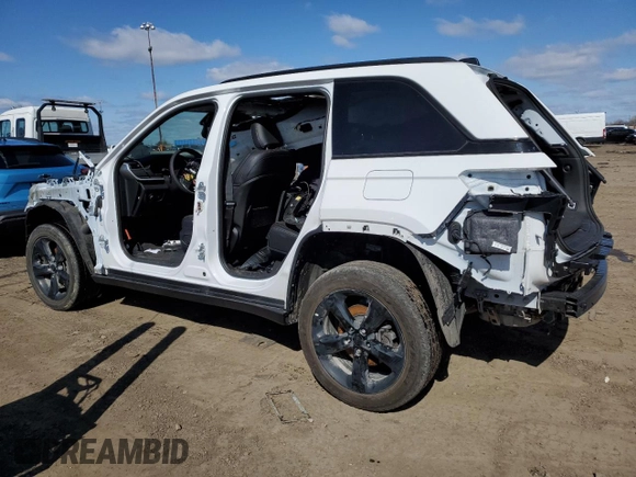 2024 Jeep Grand Cherokee Laredo z VIN 1C4RJHAG5RC205825, wystawiony jako Copart lot #51694745 z przebiegiem Nie podano mil oraz Szkoda całkowita • Salvage title. Historia ofert i sprzedaży dostępna na DreamBid. Obrazek 2.