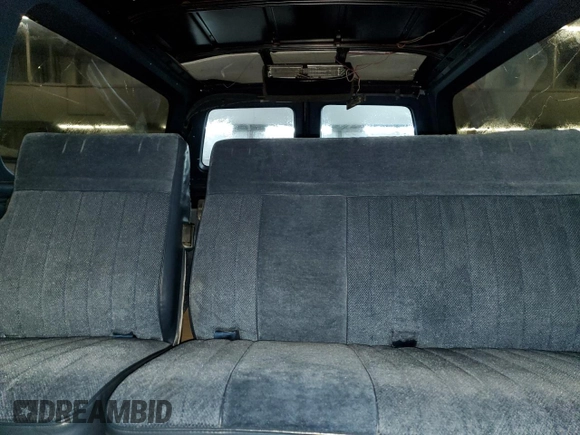 1987 GMC Suburban z VIN 1GKGV26K8HF534817, wystawiony jako Copart lot #43368215 z przebiegiem 82 553 mil mil oraz Tytuł czysty. Historia ofert i sprzedaży dostępna na DreamBid. Obrazek 10.