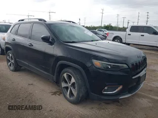 2020 Jeep Cherokee Limited z VIN 1C4PJLDB9LD599972, wystawiony jako IAAI lot #42619796 z przebiegiem 128 083 mil mil oraz . Historia ofert i sprzedaży dostępna na DreamBid. Obrazek 1.