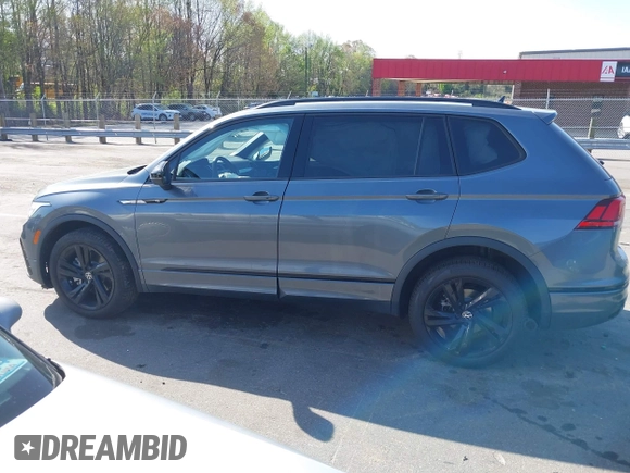 2024 Volkswagen Tiguan SE R-Line Black z VIN 3VV8B7AX0RM231879, wystawiony jako IAAI lot #41924255 z przebiegiem 1 098 mil mil oraz . Historia ofert i sprzedaży dostępna na DreamBid. Obrazek 15.