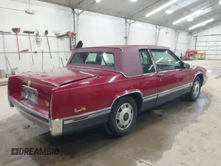 1991 Cadillac DeVille z VIN 1G6CD13B0M4305164, wystawiony jako IAAI lot #42028947 z przebiegiem 33 865 mil mil oraz . Historia ofert i sprzedaży dostępna na DreamBid. Obrazek 4.