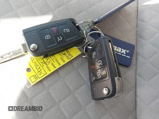 2020 Volkswagen Tiguan S z VIN 3VV1B7AX7LM058984, wystawiony jako IAAI lot #42045211 z przebiegiem 77 293 mil mil oraz . Historia ofert i sprzedaży dostępna na DreamBid. Obrazek 11.