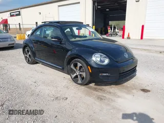 2014 Volkswagen Beetle 1.8T z VIN 3VWJ17ATXEM665198, wystawiony jako IAAI lot #41949651 z przebiegiem 114 813 mil mil oraz . Historia ofert i sprzedaży dostępna na DreamBid. Obrazek 1.