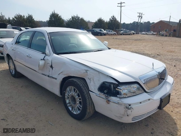 2008 Lincoln Town Car Limited with VIN 2LNHM82WX8X640135, listed as a IAAI auction lot 41805402 with 137,745 mi miles. Bid and sale history available at carsss.com. Image 1.