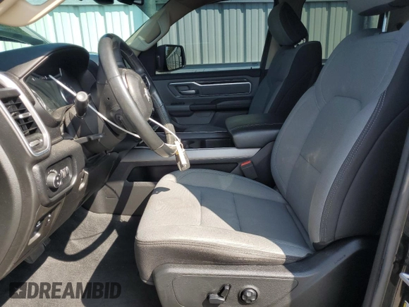 2019 Ram 1500 Big Horn z VIN 1C6RREBT7KN568289, wystawiony jako Copart lot #57787245 z przebiegiem 131 599 mil mil oraz Szkoda całkowita • Salvage title. Historia ofert i sprzedaży dostępna na DreamBid. Obrazek 7.
