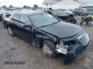 2013 Chrysler 300 z VIN 2C3CCAAG0DH658123, wystawiony jako IAAI lot #42351585 z przebiegiem 234 648 mil mil oraz . Historia ofert i sprzedaży dostępna na DreamBid. Obrazek 1.