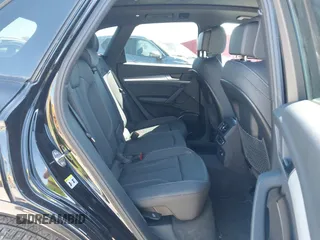 2025 Audi Q5 S line Premium z VIN WA1GAAFY7S2022643, wystawiony jako IAAI lot #41881316 z przebiegiem 8367 mil mil oraz . Historia ofert i sprzedaży dostępna na DreamBid. Obrazek 5.