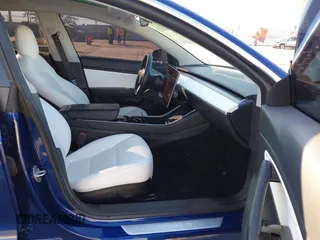 2020 Tesla Model 3 Performance z VIN 5YJ3E1ECXLF641945, wystawiony jako IAAI lot #41337826 z przebiegiem 53 336 mil mil oraz . Historia ofert i sprzedaży dostępna na DreamBid. Obrazek 5.