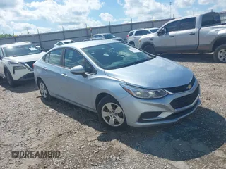 2017 Chevrolet Cruze LS z VIN 1G1BC5SM3H7210519, wystawiony jako IAAI lot #42163047 z przebiegiem 100 103 mil mil oraz . Historia ofert i sprzedaży dostępna na DreamBid. Obrazek 1.
