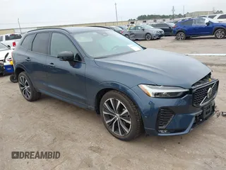 2025 Volvo XC60 Plus z VIN YV4M12RC6S1056025, wystawiony jako IAAI lot #41612222 z przebiegiem 2 090 mil mil oraz . Historia ofert i sprzedaży dostępna na DreamBid. Obrazek 1.