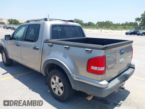 2008 Ford Explorer Sport Trac XLT z VIN 1FMEU51E28UB26894, wystawiony jako IAAI lot #42405007 z przebiegiem 194 386 mil mil oraz . Historia ofert i sprzedaży dostępna na DreamBid. Obrazek 3.