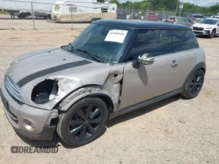 2012 MINI Hardtop z VIN WMWSU3C55CT369622, wystawiony jako IAAI lot #42458180 z przebiegiem 141 444 mil mil oraz . Historia ofert i sprzedaży dostępna na DreamBid. Obrazek 17.