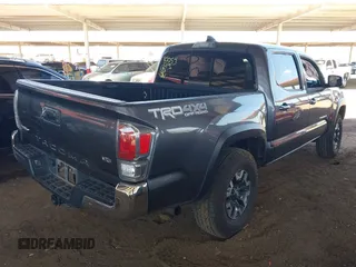 2022 Toyota Tacoma SR z VIN 3TYCZ5AN1NT062445, wystawiony jako IAAI lot #41967336 z przebiegiem Nie podano mil oraz . Historia ofert i sprzedaży dostępna na DreamBid. Obrazek 4.
