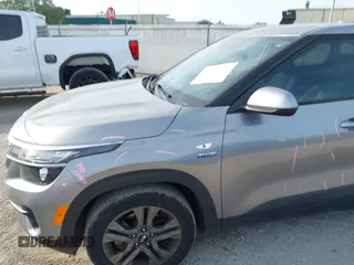 2021 Kia Seltos LX z VIN KNDEPCAAXM7136028, wystawiony jako IAAI lot #42070236 z przebiegiem 87 681 mil mil oraz . Historia ofert i sprzedaży dostępna na DreamBid. Obrazek 6.