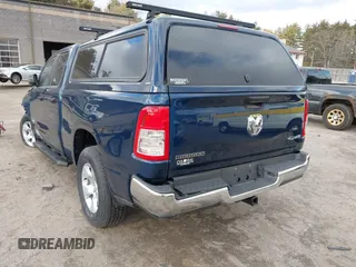 2023 Ram 1500 Big Horn z VIN 1C6RRFBG4PN550817, wystawiony jako IAAI lot #41240195 z przebiegiem 8 105 mil mil oraz . Historia ofert i sprzedaży dostępna na DreamBid. Obrazek 3.