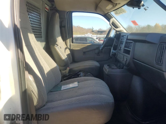 2016 GMC Savana Cargo z VIN 1GTW7AFFXG1272745, wystawiony jako Copart lot #43841475 z przebiegiem 248 561 mil mil oraz Szkoda całkowita • Salvage title. Historia ofert i sprzedaży dostępna na DreamBid. Obrazek 10.