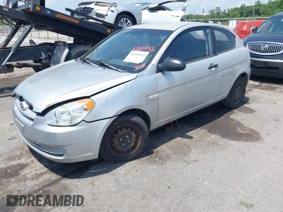 2008 Hyundai Accent GS z VIN KMHCM36C98U066163, wystawiony jako IAAI lot #42410152 z przebiegiem 196 656 mil mil oraz . Historia ofert i sprzedaży dostępna na DreamBid. Obrazek 2.
