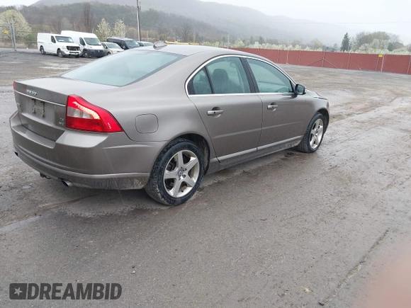 2008 Volvo S80 3.0L Turbo with VIN YV1AH992681073945, listed as a IAAI auction lot 42019998 with 243,340 mi miles. Bid and sale history available at carsss.com. Image 4.