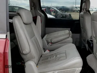 2010 Chrysler Town & Country Touring Plus z VIN 2A4RR8DX8AR398997, wystawiony jako Copart lot #53237575 z przebiegiem 311 281 mil mil oraz Czysty tytuł • Clean title. Historia ofert i sprzedaży dostępna na DreamBid. Obrazek 10.