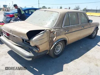 1981 Mercedes-Benz 300 D z VIN WDBAB30A9BB219442, wystawiony jako IAAI lot #42476756 z przebiegiem 274 561 mil mil oraz . Historia ofert i sprzedaży dostępna na DreamBid. Obrazek 4.
