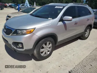 2013 Kia Sorento LX z VIN 5XYKT3A6XDG323377, wystawiony jako Copart lot #66696815 z przebiegiem 239 622 mil mil oraz Czysty tytuł • Clean title. Historia ofert i sprzedaży dostępna na DreamBid. Obrazek 1.