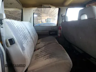 1993 Chevrolet Suburban z VIN 1GNGK26K8PJ352462, wystawiony jako Copart lot #76616364 z przebiegiem 147 505 mil mil oraz Czysty tytuł • Clean title. Historia ofert i sprzedaży dostępna na DreamBid. Obrazek 10.
