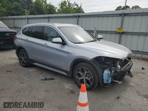 2018 BMW X1 sDrive28i z VIN WBXHU7C32J3H44095, wystawiony jako Copart lot #53780865 z przebiegiem Nie podano mil oraz Szkody całkowita. Historia ofert i sprzedaży dostępna na DreamBid. Obrazek 4.