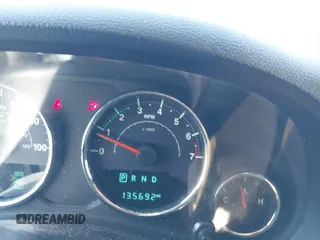 2017 Jeep Wrangler Unlimited Sahara z VIN 1C4BJWEG4HL692465, wystawiony jako IAAI lot #42097994 z przebiegiem 135 692 mil mil oraz . Historia ofert i sprzedaży dostępna na DreamBid. Obrazek 7.