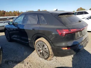 2024 Audi Q8 e-tron Premium Plus z VIN WA15AAGE0RB015202, wystawiony jako Copart lot #76622724 z przebiegiem 10 455 mil mil oraz Szkoda całkowita • Salvage title. Historia ofert i sprzedaży dostępna na DreamBid. Obrazek 2.