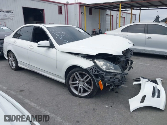2013 Mercedes-Benz C 250 Sport z VIN WDDGF4HBXDA862156, wystawiony jako IAAI lot #42425713 z przebiegiem Nie podano mil oraz . Historia ofert i sprzedaży dostępna na DreamBid. Obrazek 1.