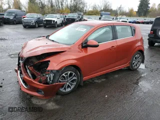 2020 Chevrolet Sonic LT z VIN 1G1JD6SB9L4118368, wystawiony jako Copart lot #80234344 z przebiegiem 89 594 mil mil oraz Szkoda całkowita • Salvage title. Historia ofert i sprzedaży dostępna na DreamBid. Obrazek 1.