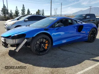 2023 McLaren Artura z VIN SBM16AEA9PW001592, wystawiony jako Copart lot #50613595 z przebiegiem 2956 mil mil oraz Szkody całkowita. Historia ofert i sprzedaży dostępna na DreamBid. Obrazek 1.