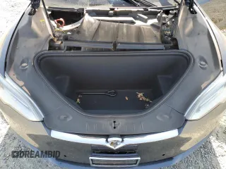 2018 Tesla Model S 75D z VIN 5YJSA1E23JF263642, wystawiony jako Copart lot #50647665 z przebiegiem 71 416 mil mil oraz Szkoda całkowita • Salvage title. Historia ofert i sprzedaży dostępna na DreamBid. Obrazek 11.