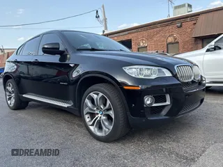 2013 BMW X6 xDrive50i z VIN 5UXFG8C54DL591836, wystawiony jako Copart lot #55171145 z przebiegiem 67 178 mil mil oraz Tytuł czysty. Historia ofert i sprzedaży dostępna na DreamBid. Obrazek 1.
