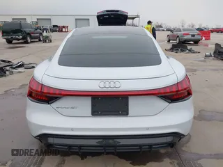 2024 Audi e-tron GT Premium Plus z VIN WAUFJBFW1R7000993, wystawiony jako IAAI lot #41483337 z przebiegiem 9 779 mil mil oraz . Historia ofert i sprzedaży dostępna na DreamBid. Obrazek 17.
