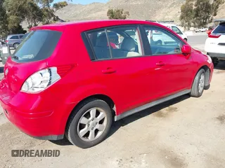 2007 Nissan Versa SL z VIN 3N1BC13E57L353248, wystawiony jako IAAI lot #42223425 z przebiegiem 118 254 mil mil oraz . Historia ofert i sprzedaży dostępna na DreamBid. Obrazek 4.