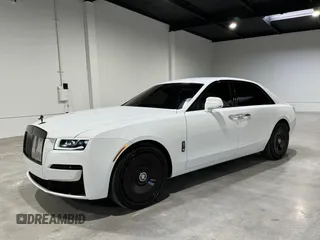2022 Rolls-Royce Ghost Black Badge z VIN SCATD6C09NU209759, wystawiony jako IAAI lot #42301155 z przebiegiem 5631 mil mil oraz . Historia ofert i sprzedaży dostępna na DreamBid. Obrazek 2.