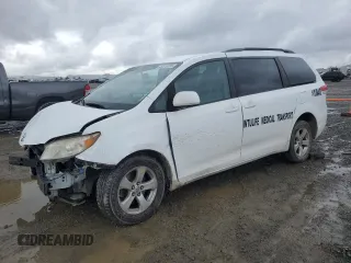 2014 Toyota Sienna LE AAS z VIN 5TDKK3DC3ES500229, wystawiony jako Copart lot #45375235 z przebiegiem 306 679 mil mil oraz Szkoda całkowita • Salvage title. Historia ofert i sprzedaży dostępna na DreamBid. Obrazek 1.