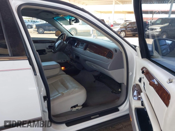 2002 Lincoln Town Car Signature z VIN 1LNHM82W02Y626302, wystawiony jako IAAI lot #41988496 z przebiegiem 193 346 mil mil oraz . Historia ofert i sprzedaży dostępna na DreamBid. Obrazek 5.