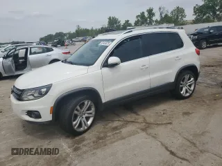 2013 Volkswagen Tiguan S z VIN WVGAV3AX9DW565039, wystawiony jako Copart lot #52454575 z przebiegiem 101 101 mil mil oraz Szkody całkowita. Historia ofert i sprzedaży dostępna na DreamBid. Obrazek 1.
