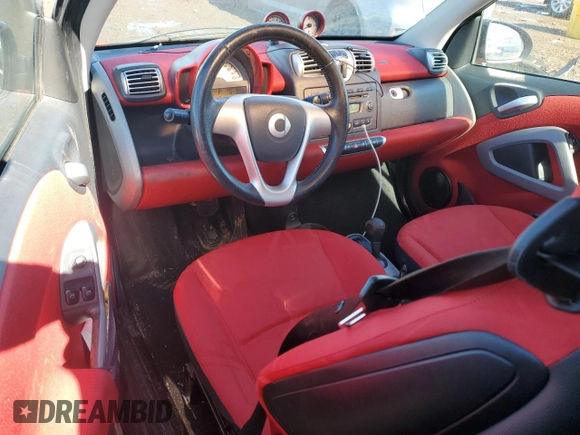 2009 Smart fortwo Pure z VIN WMEEJ31X79K274220, wystawiony jako Copart lot #46529995 z przebiegiem 76 185 mil mil oraz Szkoda całkowita • Salvage title. Historia ofert i sprzedaży dostępna na DreamBid. Obrazek 8.
