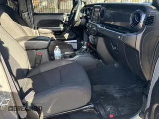 2022 Jeep Gladiator Willys z VIN 1C6HJTAG9NL160131, wystawiony jako Copart lot #50428855 z przebiegiem 56 970 mil mil oraz Czysty tytuł • Clean title. Historia ofert i sprzedaży dostępna na DreamBid. Obrazek 5.