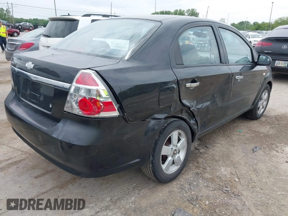 2008 Chevrolet Aveo LT z VIN KL1TG56638B063246, wystawiony jako IAAI lot #42392278 z przebiegiem 104 681 mil mil oraz . Historia ofert i sprzedaży dostępna na DreamBid. Obrazek 4.