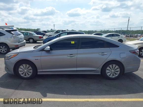 2016 Hyundai Sonata Hybrid SE with VIN KMHE24L15GA039176, listed as a IAAI auction lot 42135751 with 135,592 mi miles. Bid and sale history available at carsss.com. Image 14.