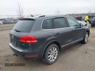 2012 Volkswagen Touareg Sport z VIN WVGEF9BP5CD011717, wystawiony jako IAAI lot #41787614 z przebiegiem 138 127 mil mil oraz . Historia ofert i sprzedaży dostępna na DreamBid. Obrazek 4.