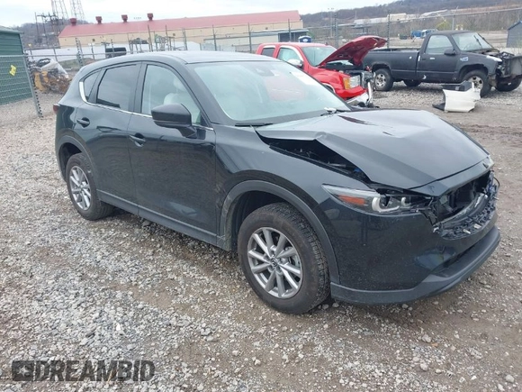 2023 Mazda CX-5 S Carbon Edition z VIN JM3KFBCM9P0130796, wystawiony jako IAAI lot #41956104 z przebiegiem 21 796 mil mil oraz . Historia ofert i sprzedaży dostępna na DreamBid. Obrazek 1.